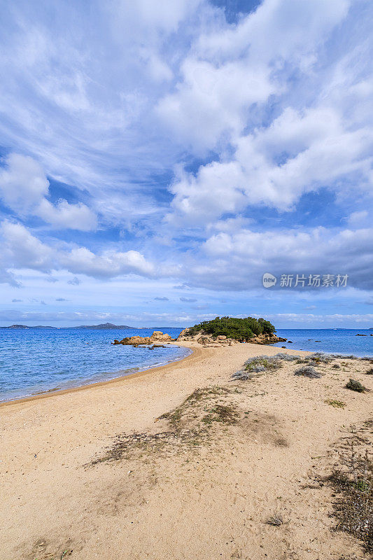 撒丁岛Arzachena海岸线上的Barca Bruciata海滩